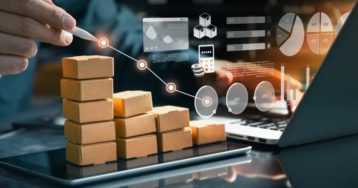 Opérateur en usine surveillant un système ERP en temps réel pour garantir la performance et la maintenance d’une production critique.