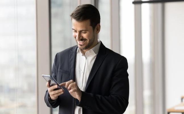 Photo d'un consultant Emperia Suite configurant un module ERP sur mesure.