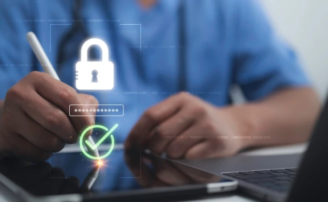 Symbole de protection des données industrielles et de la conformité réglementaire (RGPD, ISO) dans le cloud ERP.