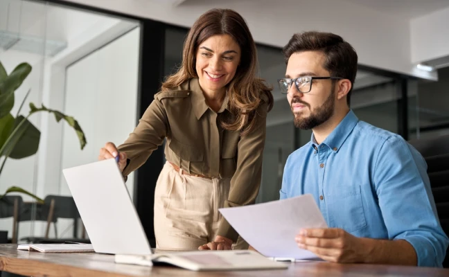 Consultant en accompagnement MOA/MOE travaillant sur la gouvernance d'un projet ERP de transformation numérique.