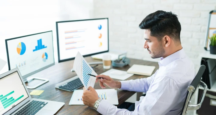 Contrôleur de gestion industriel analysant tableaux financiers et KPI