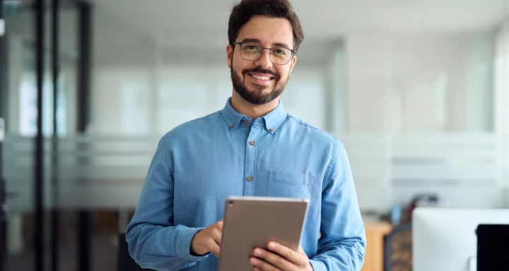 Data analyste production visualisant tableaux de bord performance atelier