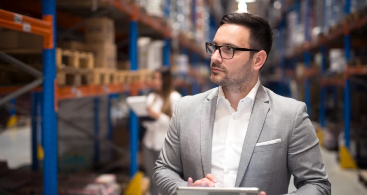 Responsable logistique et S&OP supervisant tableau de bord supply chain